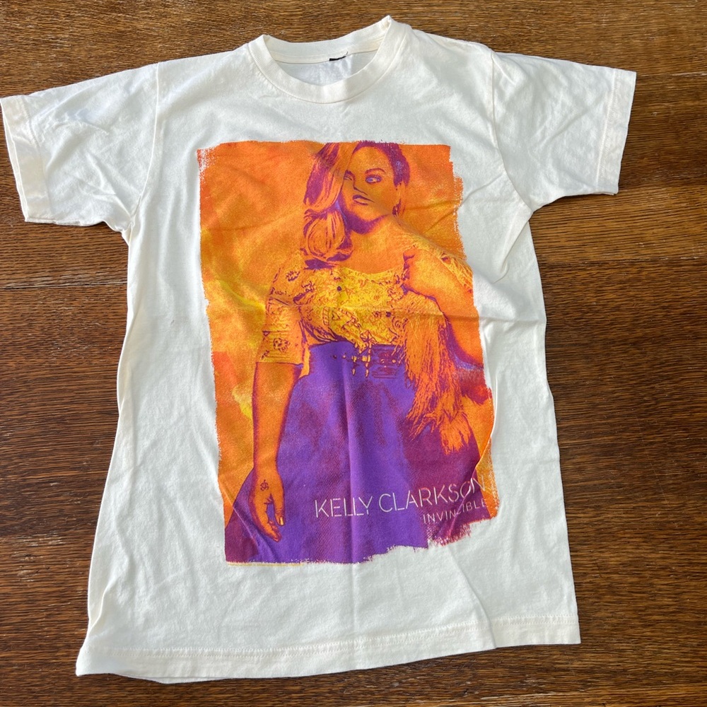 Kelly Clarkson shirt